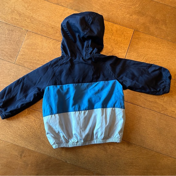 Two windbreakers jackets size 3-6 months - Picture 3 of 8